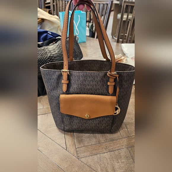 AWESOME MICHAEL KORS JET SET LOGO TOTE WITH POCKET - Picture 2 of 12